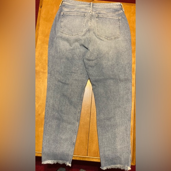 Women’s Size 15L Hollister Curvy Ultra High Rise Mom Distressed Jeans - Picture 3 of 16